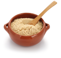 Imagem: Fotografia. Uma cumbuca com farinha e uma colher. Fim da imagem.