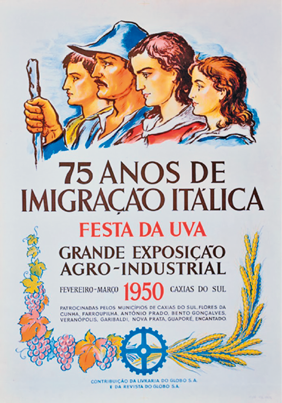 Imagem: Cartaz. Quatro pessoas de pele clara, um homem, uma mulher, um menino e uma menina, estão lado a lado de perfil. O homem usa chapéu e segura uma haste em uma das mãos. Abaixo, as informações: “75 anos de imigração itálica. Festa da uva. Grande exposição agro-industrial. Fevereiro-março, 1950, Caxias de Sul”. Na parte inferior, detalhes decorativos com uvas em uma parreira e ramos de trigo. Fim da imagem.