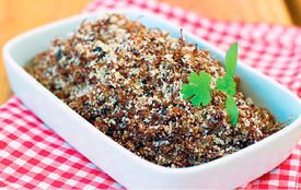 Imagem: Fotografia. Uma travessa com carne e arranjo com pequena folha. Fim da imagem.