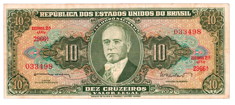 Imagem: Fotografia. Uma cédula retangular de aspecto rosado com arabescos em verde na borda, o número 10 em tamanho pequeno aparece nas extremidades e maior duplicado ao centro da nota. Entre a reprodução dos números, com moldura ovalar, está a imagem de um homem de cabelo curto, olhos pequenos, nariz afilado e lábios finos. Acima da foto está escrito “REPÚBLICA DOS ESTADOS UNIDOS DO BRASIL”. Abaixo, “DEZ CRUZEIROS”. Há números codificados impressos sobre a nota. Fim da imagem.