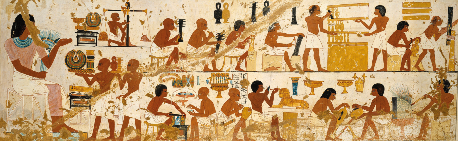 Imagem: Pintura. Do lado esquerdo, figura de um homem de pele escura, longa bata, colar destacado no pescoço e cabelo longo preto. Ele está sentado, segura um longo objeto em uma das mãos e tem a outra mão estendida. A região do seu rosto está descascada.  À sua frente, duas fileiras de pessoas, também de pele escura, algumas calvas outras de cabelo curto preto, apenas com a parte inferior do corpo coberta e descalças, que executam diferentes tarefas e são representadas em tamanho menor. Na parte superior, um homem trabalha com uma balança; depois, quatro homens sentados manipulam instrumentos; dois homens de pé trabalham em prateleiras de uma estrutura semelhante a uma estante; e dois homens, um sentado e outro de pé, também trabalham com objetos. Na parte inferior, dois homens se aproximam da representação humana em tamanho maior e seguram objetos estendidos em sua direção. Na sequência, dois homens estão sentados frente a frente a manipulam pequenos objetos; depois um homem pinta um jarro e outro sentado trabalha em uma escultura de um animal; na sequência, dois homens trabalham frente a  frente manipulando objetos compridos; e, por fim, um homem também trabalha sentado em um instrumento.  Fim da imagem.