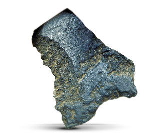 Imagem: Fotografia. Pedra sem forma característica e de superfície lisa com fissuras. Fim da imagem.