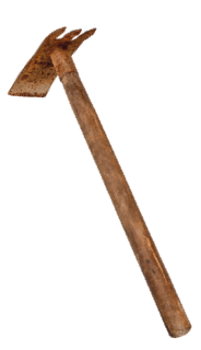 Imagem: Fotografia. Uma enxada com cabo de madeira. Fim da imagem.