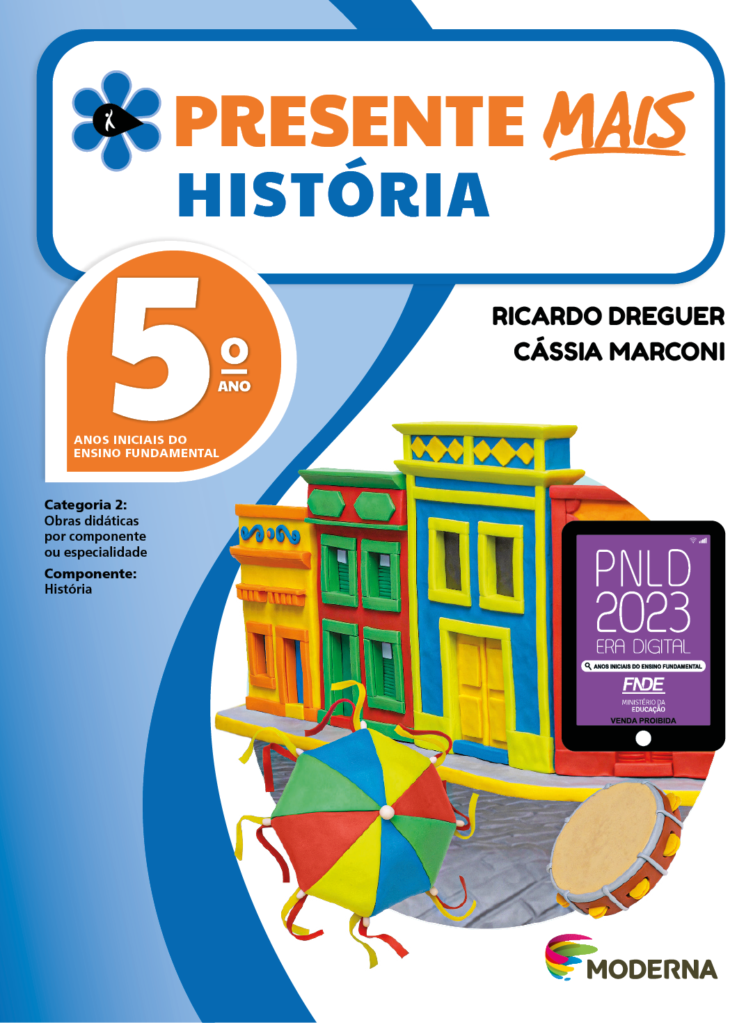 Imagem: Capa. Na parte superior, o título: Presente mais – História 5º ano. À esquerda, ilustração de uma flor com seis pétalas azuis e um miolo preto em formato de gota, onde há a silhueta em branco de uma pessoa com o braço levantado. Abaixo, as seguintes informações: Anos iniciais do Ensino Fundamental. Categoria 2: Obras didáticas por componente ou especialidade. Componente: História. À direita, os nomes dos autores: Ricardo Dreguer; Cássia Marconi. À direita, selo do PNLD 2023 composto pela ilustração de um tablet com as informações: PNLD 2023. ERA DIGITAL. ANOS INICIAIS DO ENSINO FUNDAMENTAL. FNDE. MINISTÉRIO DA EDUCAÇÃO. VENDA PROIBIDA. Na parte inferior direita, logotipo da editora Moderna, composto por linhas curvadas nas cores: rosa, amarelo, verde e azul, à esquerda. E à direita, o nome da editora. Ao centro, ilustração de uma via estreita de pedras com casas coloridas. Em destaque, estão uma pequena sombrinha colorida com fitas nas laterais e um pandeiro. Fim da imagem.
